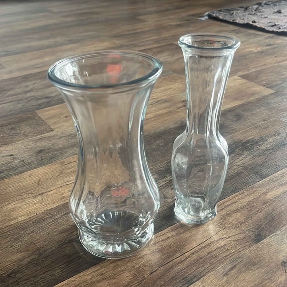 Clear Accent Floral Vase Set with Elegant Design
EUC